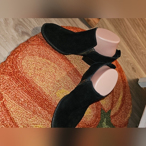 BORN Black Suede Zipper Boots 8.5M NICE!! - Picture 4 of 6